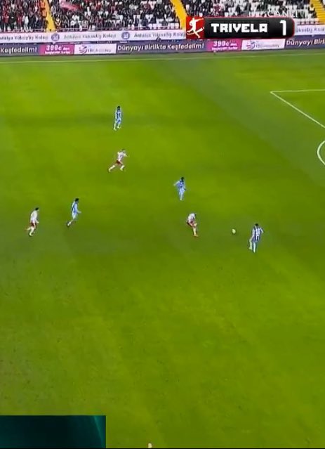 tszonanalist19's tweet photo. Trabzonsporun burada topu kaptırıp gol yemesinde oulai kadar 3 olay etkili 
1-İki kişinin prese hazır olduğunu gördüğü halde batagovun oulaiye pas atması
2-Hocanın oulaiyi bu kadar derinde kullanması 
3-45 dakika boyunca sete oturup formsuz antalyaya moral olmamız 
Konu bu. https://t.co/7TWzs8xqN5