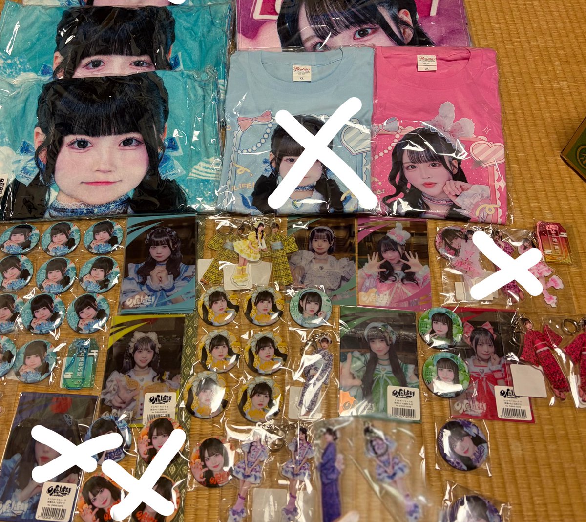 ぜひ推しを買取してください🙌 Tシャツ10000 タオル8000 アクキー1500