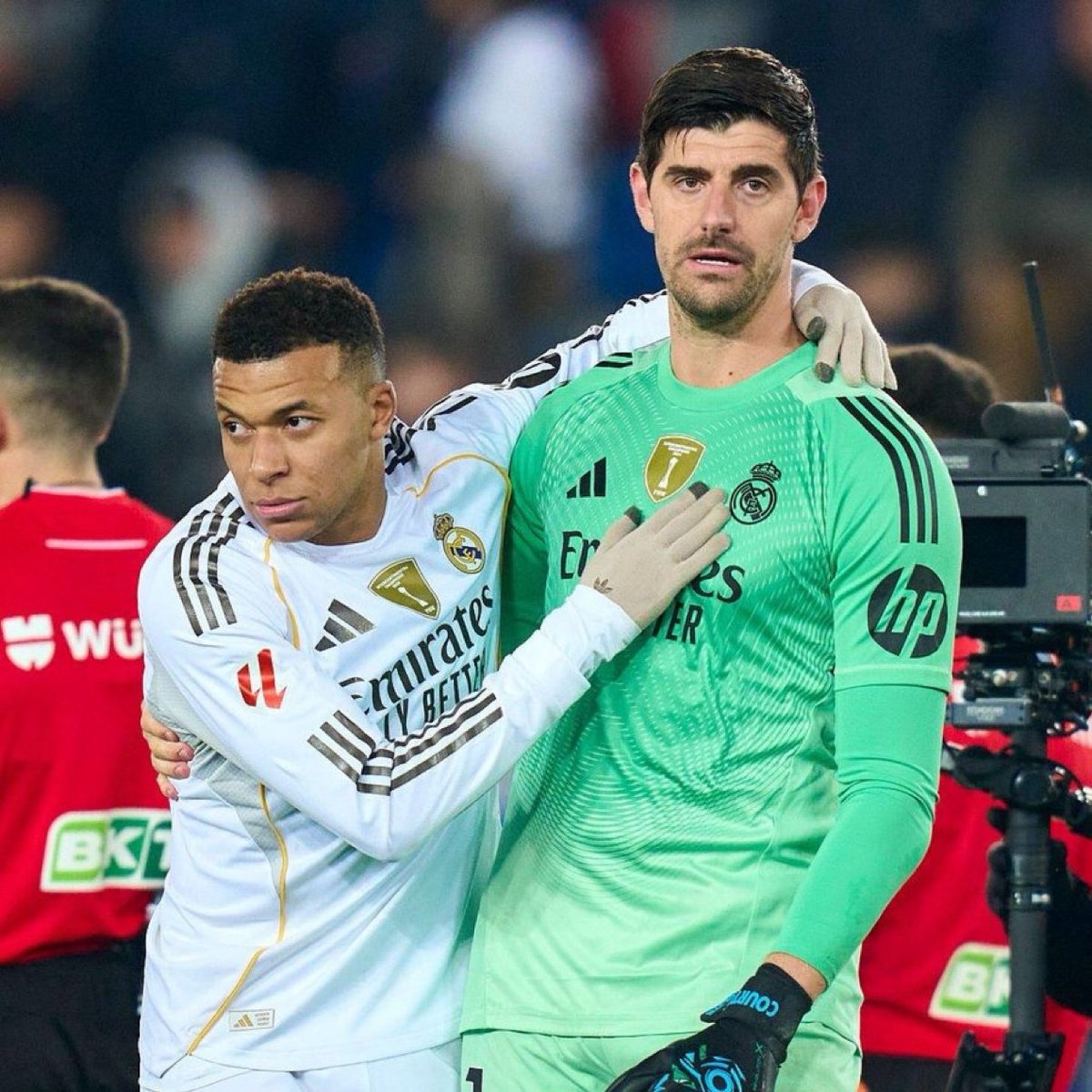 MadridUniversal's tweet photo. 🚨 JUST IN: People inside Real Madrid see Kylian Mbappé and Thibaut Courtois as the only two players who have been shining.

Players like Vinicius Junior and Jude Bellingham have been underperforming.

— @marca https://t.co/g9m9CyxUhQ