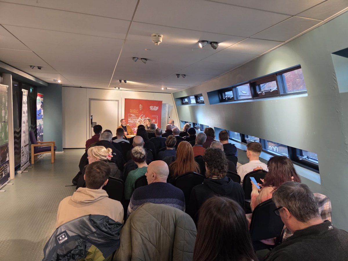 Glór na Móna tweet media