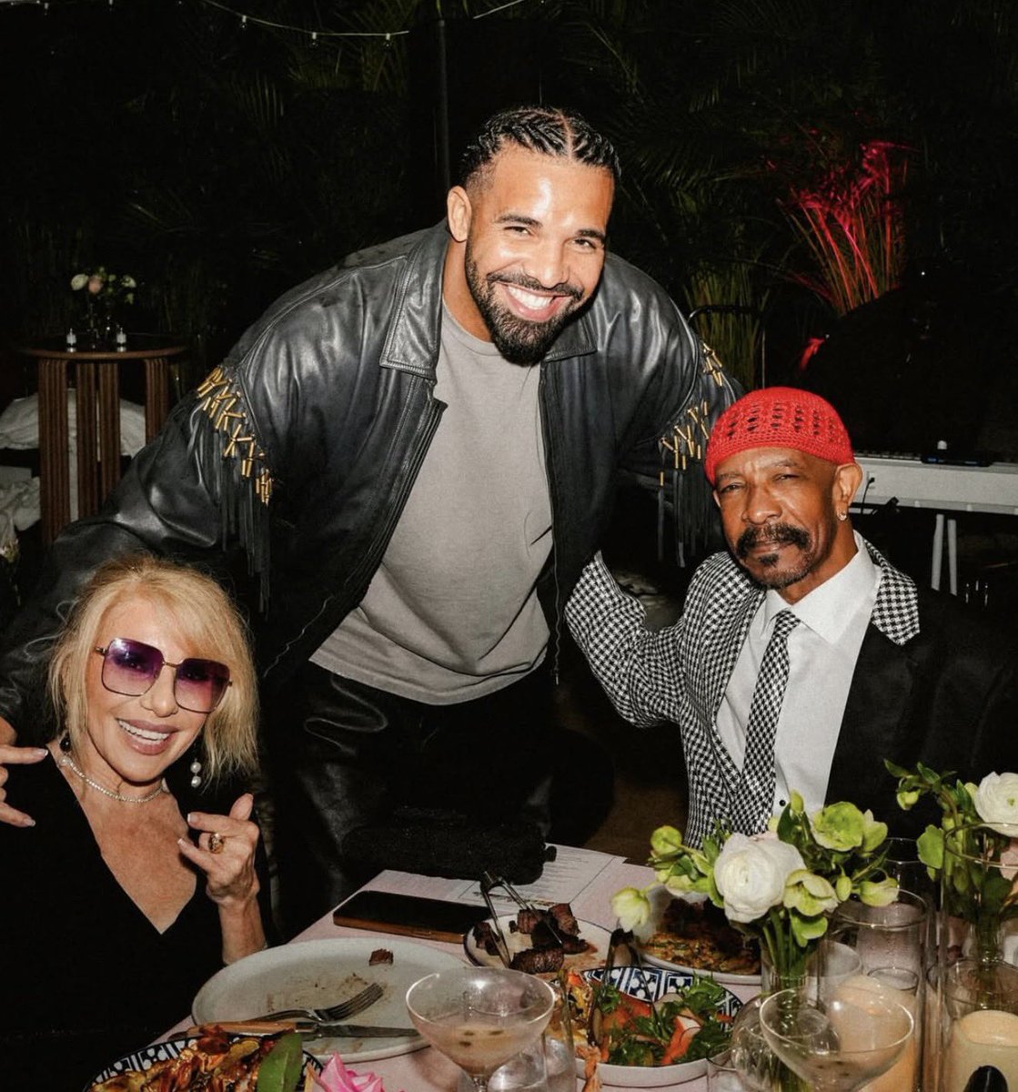 Drake shares new photo with his parents.