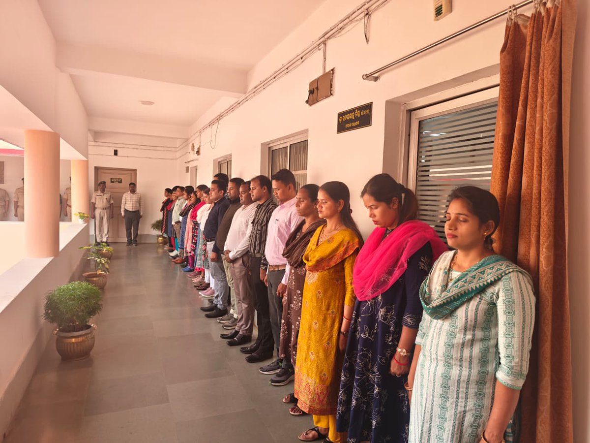 DirBpspa's tweet photo. BPSPA, Bhubaneswar observed Martyrs’ Day today and paid heartfelt homage to the brave souls who laid down their lives during India’s freedom struggle.
On this solemn occasion, a two-minute silence was observed by the faculty members and trainees of the Academy. https://t.co/FxAmnFdSyR