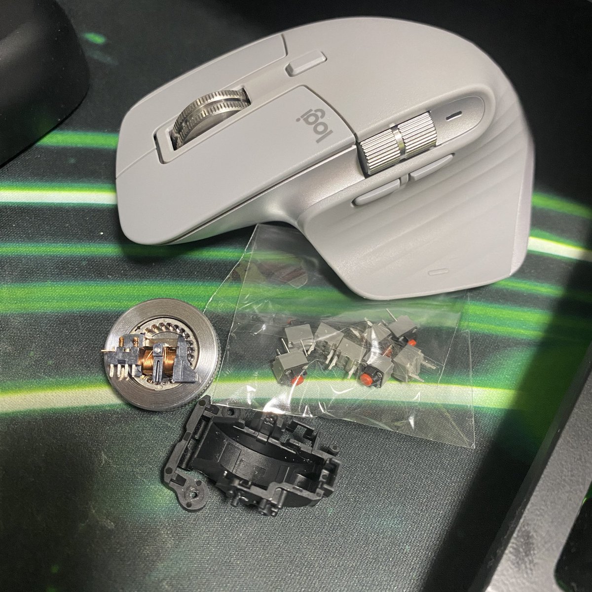 MX MASTER3のホイール交換ついでに静音化！カチカチ言わなくなりました。
あと、途中でホイール下のバネどこか飛んで行ったwww