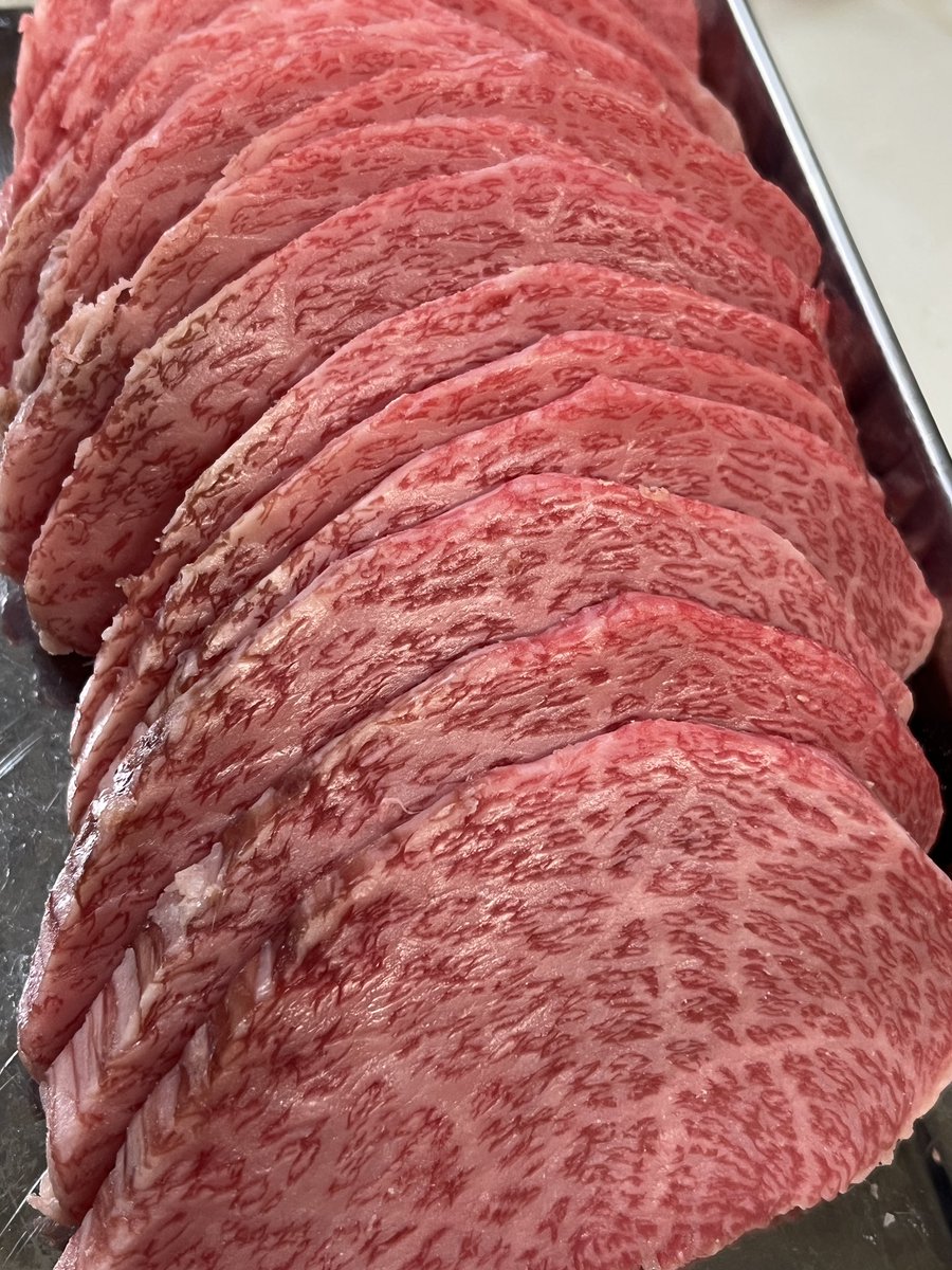 完熟りんごの香り🍎
フレッシュ感とジューシー感、円やかな口当たり、柔らかな酸と優しい甘みが印象的。舌にピリピリ感があり余韻が長く続く。
ペッパーランチ風炒めし、バラ先軟骨煮込み、和牛ロース焼肉、カルビスープと共に🍶
#笑四季 #特別純米 #Sensation #古式生もと #滋賀県甲賀市 #笑四季酒造