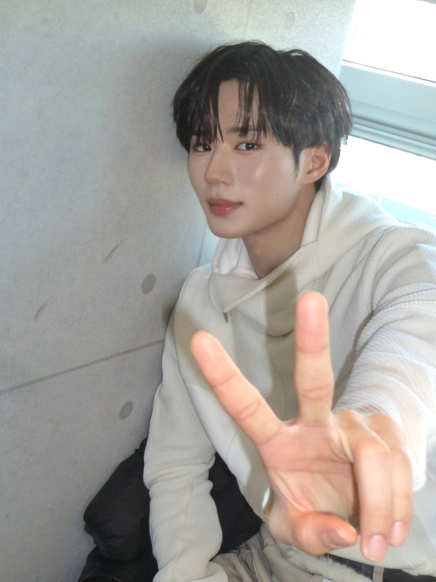 오늘 무대도 챙겨봐 주셔서 감사해요!! 앨리즈가 내 에너지다🍀🤍 오늘 푹 자고 내일도 같이 파이팅 하자요🥰🫶 

#ALPHADRIVEONE #ALD1
#알파드라이브원
#JUNSEO #준서