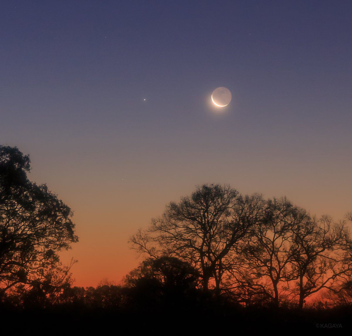 2月のお勧め天文現象（すべて肉眼でOK）
宵にはきらびやかな冬の星座と木星。
夜明けには夏の大三角が見えます。
▶2/2 満月
▶2/19 夕暮れ 三日月・水星・土星が近づいて見える
写真は以前に撮影した細い月と水星です。
