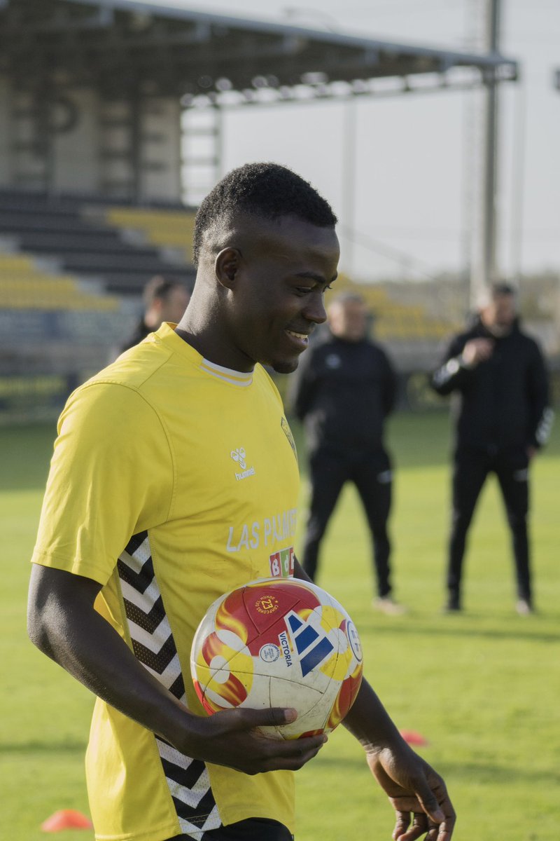 SanRoqueLepe's tweet photo. 😄⚽️ ¡Último entrenamiento de la semana finalizado!

Mañana tenemos una cita, sanroquistas. ¡Juntos a por el #SanRoqueTomares! 💛 https://t.co/ol1jXwIMKZ