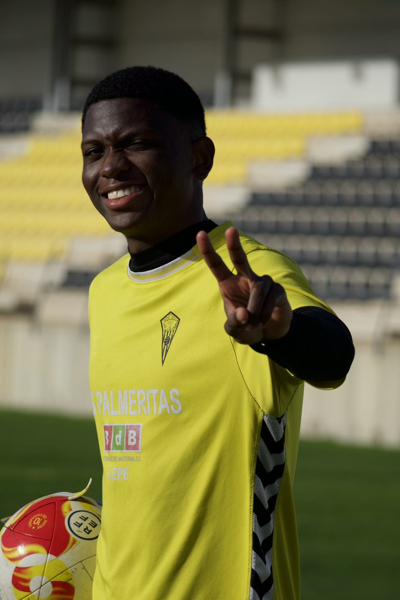 SanRoqueLepe's tweet photo. 😄⚽️ ¡Último entrenamiento de la semana finalizado!

Mañana tenemos una cita, sanroquistas. ¡Juntos a por el #SanRoqueTomares! 💛 https://t.co/ol1jXwIMKZ