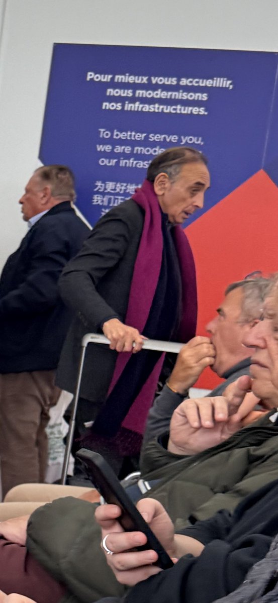 dcrossbowxxx's tweet photo. J’ai croisé Gargamel à l’aéroport. J’aurais préféré voir les Schtroumpfs #zemour 🤮🤮🤮🤮 https://t.co/OGZScIVb90