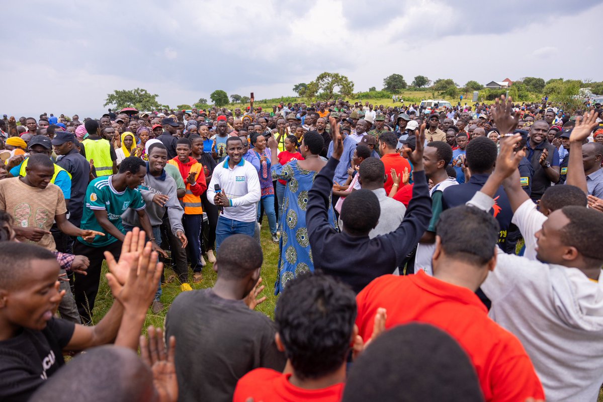 PrimatureRwanda's tweet image. This morning, Prime Minister Nsengiyumva joined residents of Gahini Sector, Kayonza District, for the monthly #Umuganda in Nyamiyaga Village. Together, they worked on laying marram along a 19-km stretch of the Kahi-Giperefe road boosting farmers’ access to the main road and…