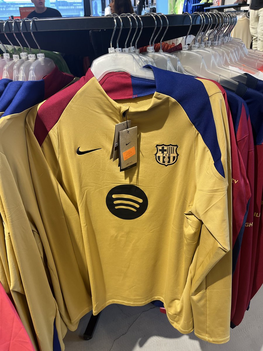 MERAKLISINA | Altınova’da bulunan Nike Factory Store’da Barcelona 24/25 iç saha formasının uzun kollu versiyonu var. 

Ayrıca aynı sezonun yine Barcelona ve PSG kaleci formaları bulunuyor. 2026 yılına göre fiyatlar makul geldi. 

#reklam değil