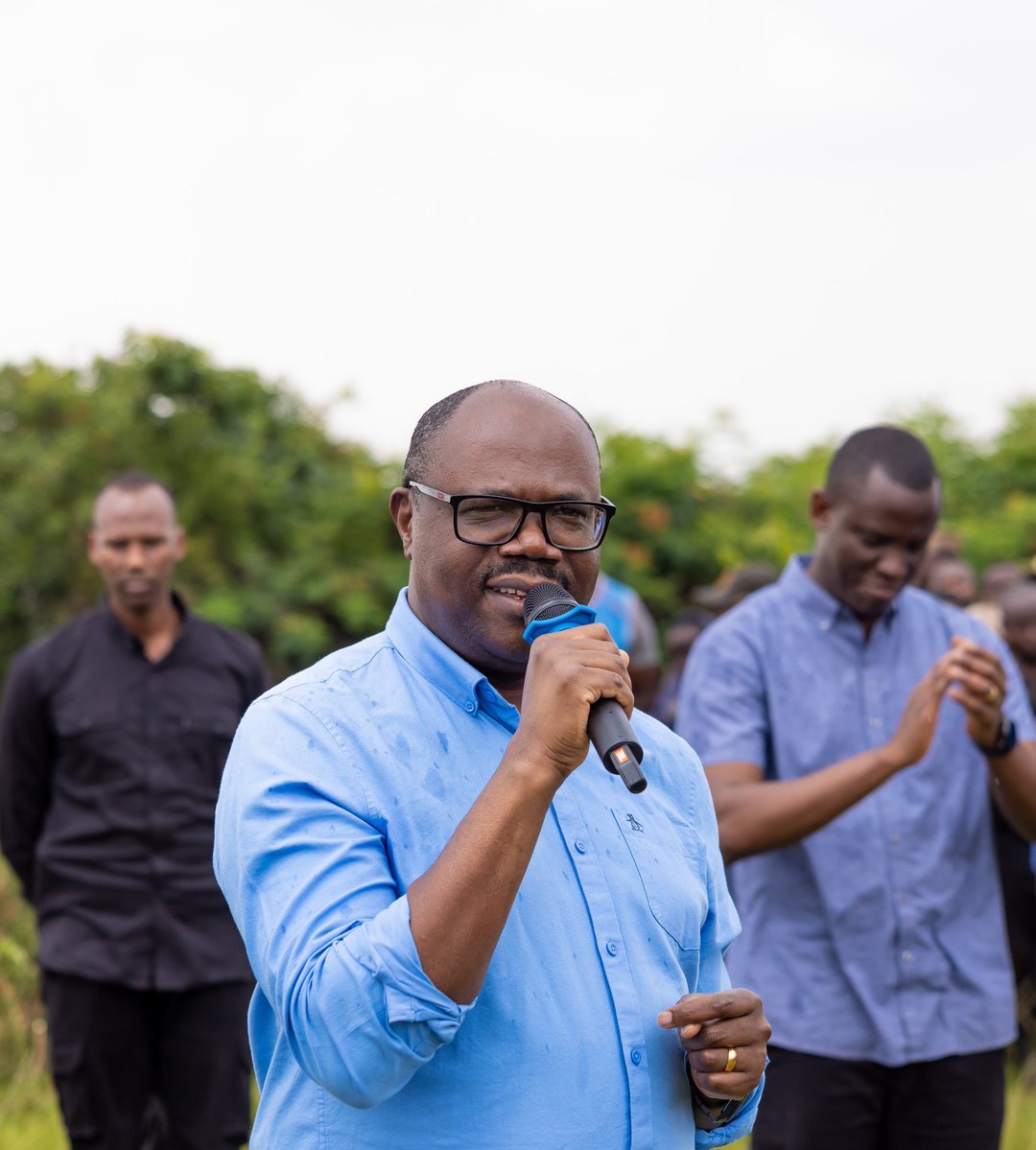 PrimatureRwanda's tweet image. This morning, Prime Minister Nsengiyumva joined residents of Gahini Sector, Kayonza District, for the monthly #Umuganda in Nyamiyaga Village. Together, they worked on laying marram along a 19-km stretch of the Kahi-Giperefe road boosting farmers’ access to the main road and…
