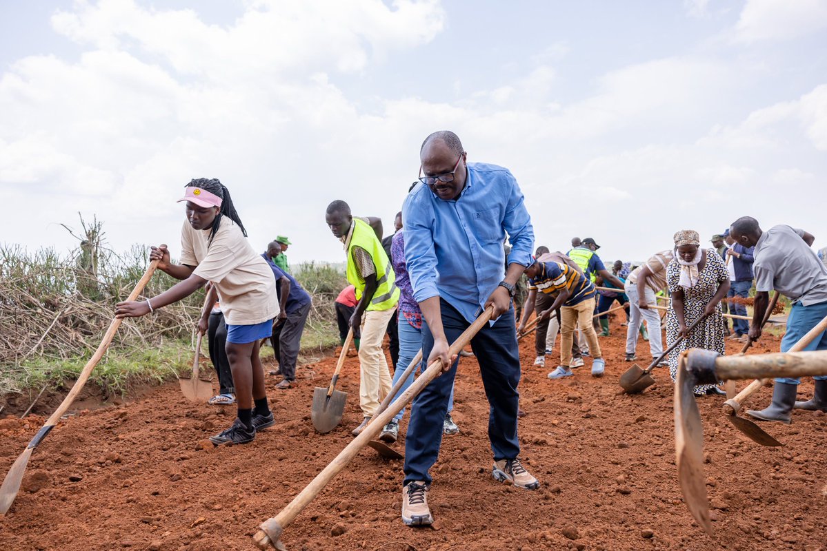 PrimatureRwanda's tweet image. This morning, Prime Minister Nsengiyumva joined residents of Gahini Sector, Kayonza District, for the monthly #Umuganda in Nyamiyaga Village. Together, they worked on laying marram along a 19-km stretch of the Kahi-Giperefe road boosting farmers’ access to the main road and…