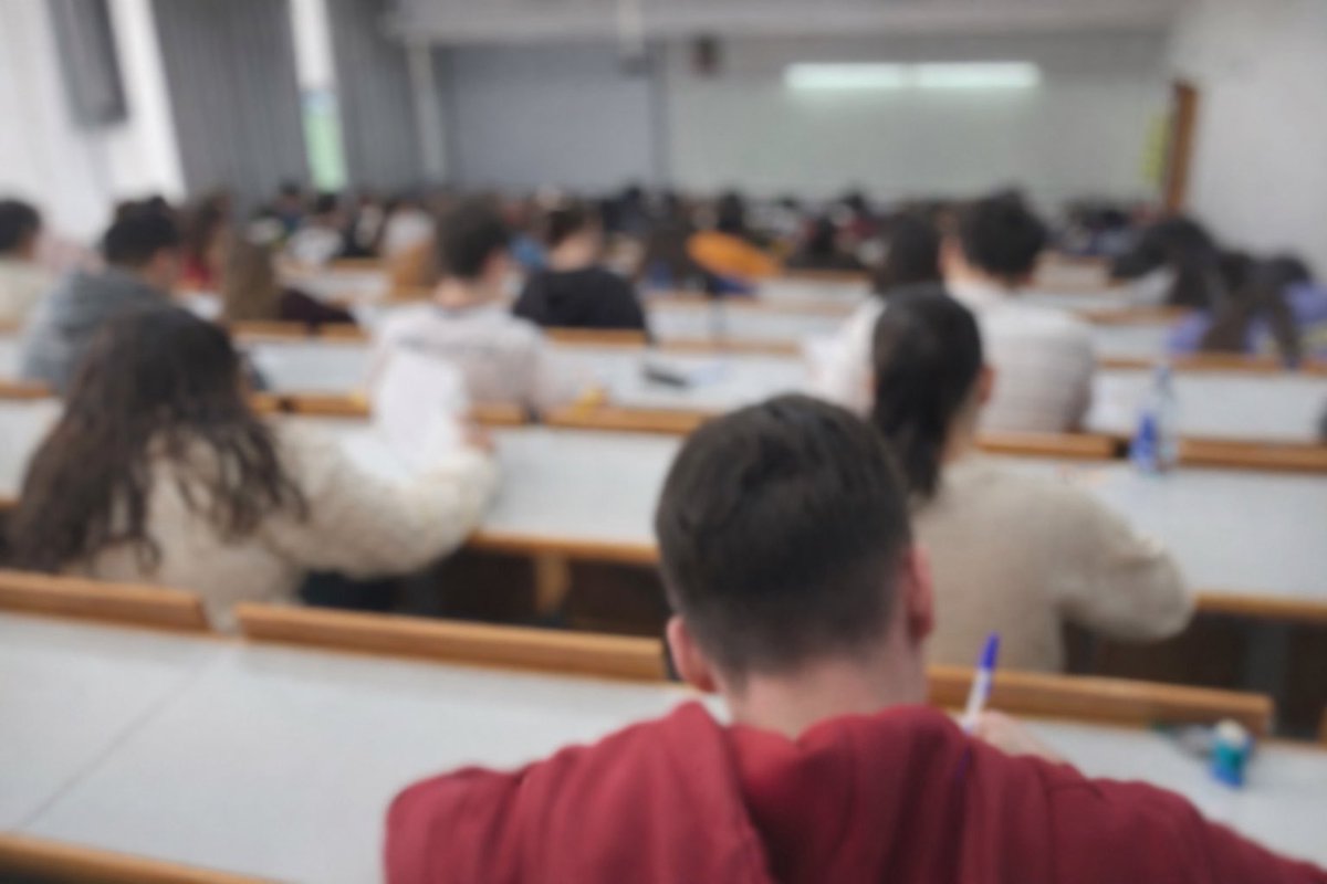 educativo95's tweet photo. La universidad empieza en primero.

Soy profesor universitario.
Doy clase en primero.
Lo digo así. Sin grandilocuencia.
Primero en la universidad es otra cosa.
En primero no llegan alumnos.
Llegan chicos y chicas con la mochila demasiado llena.
De expectativas.
De miedo. (hilo) https://t.co/pRIJutniUt