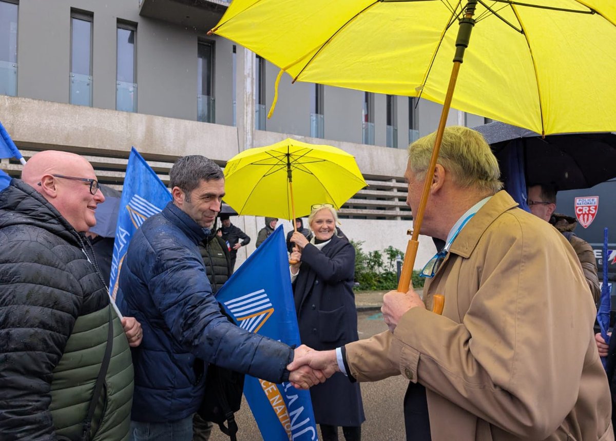 Comme député européen, j’ai tenu à apporter mon soutien aux policiers qui s’étaient réunis à Nantes devant le commissariat.

Défendons ceux qui nous protègent !