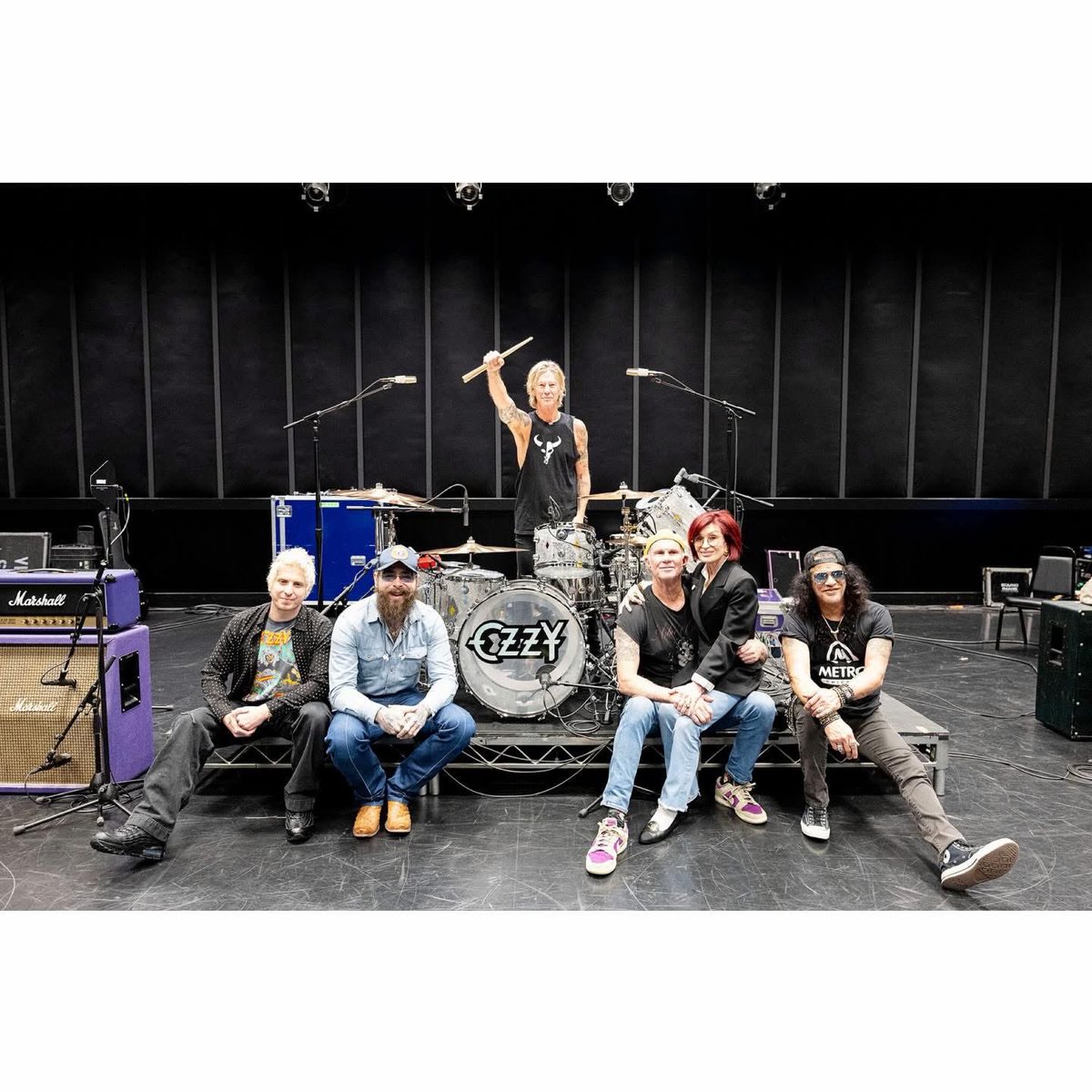 slashworldarg's tweet image. Slash junto a Post Malone, Duff McKagan, Chad Smith, Andrew Watt y Sharon Osbourne en el ensayo previo a la presentación que rendirá homenaje a Ozzy Osbourne en la entrega de premios Grammy 2026. 

🤘🎩🌎

#slash #duffmckagan #postmalone #chadsmith #grammy2026