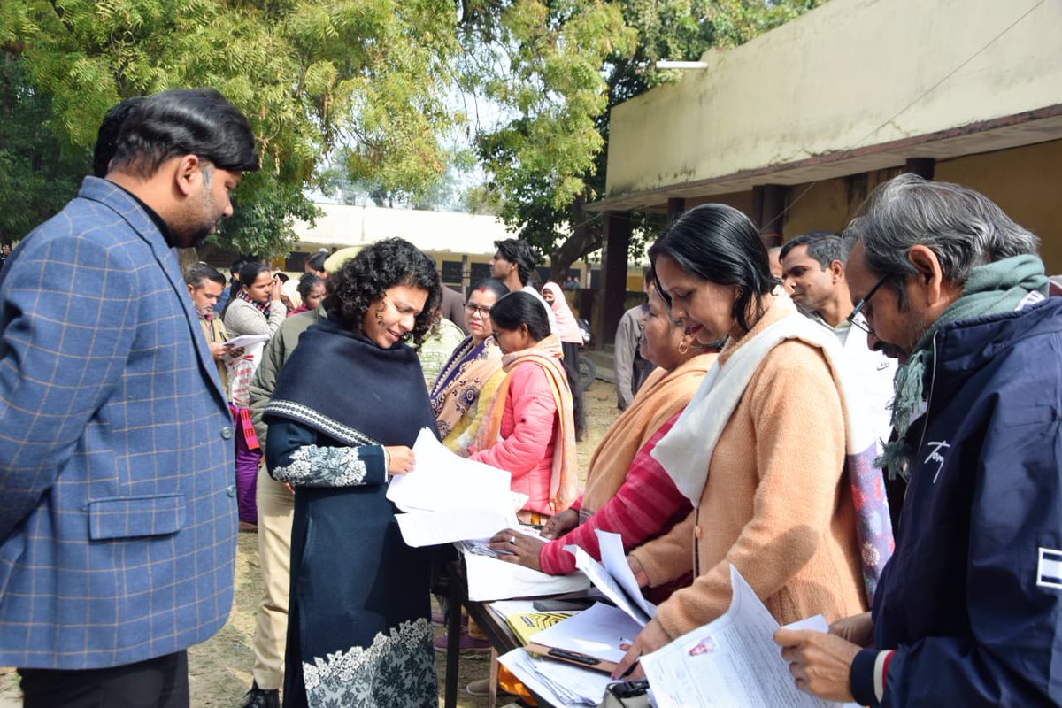विशेष प्रगाढ़ पुनरीक्षण अभियान : विशेष अभियान दिवस पर DEO दुर्गा शक्ति नागपाल ने Dy.DEO नरेंद्र बहादुर सिंह संग विधानसभा लखीमपुर के मतदान स्थलों का औचक निरीक्षण किया। BLO से फॉर्म-6 व 8 की प्रगति जानी,18+ युवाओं को मतदाता सूची में जोड़ने के निर्देश दिए। <a href="/ceoup/">CEO Uttar Pradesh</a>