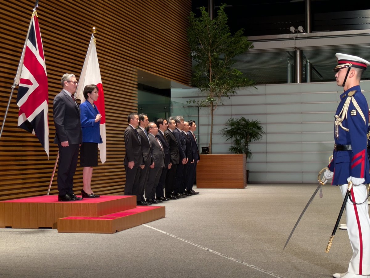 takaichi_sanae's tweet photo. 今日は夕方に東京に戻り、英国のキア・スターマー首相 @Keir_Starmer と首脳会談を行いました。
昨年１１月のＧ２０で初めて会談し、「キア」「サナエ」とファーストネームで呼び合う関係を築いたところですが、それから間を空けず日本にお迎えでき、大変嬉しく思います。

日本と英国は、「強化されたグローバルな戦略的パートナー」であり、重要な同志国です。
今回、キアとの間では、日英間のこれまでの協力の歩みを踏まえ、両国の協力を更なる高みに引き上げることを確認しました。
今後、安全保障、貿易産業、サイバー、宇宙、経済、産業戦略、経済安全保障、エネルギー安全保障、科学技術等の重点分野における協力の更なる発展に向け、両国間での議論を加速させてまいります。

公邸での夕食会では、国際社会の諸課題についてもじっくり議論し、協力を一層強化していくことを確認しました。

今回、キアから、英首相公式別荘「チェッカーズ」へのご招待を受けました。
かつて安倍元総理も訪れ、近年の日英関係の礎となる議論が重ねられてきた、歴史ある特別な場所にお招きいただいたことを、大変光栄に思います。
今後訪英し、キアと再会できることを心から楽しみにしています。

今後とも、複雑な危機に直面する２１世紀の国際社会において日英の新時代を築いていくため、キアとますます緊密に協力していきたいと思います。