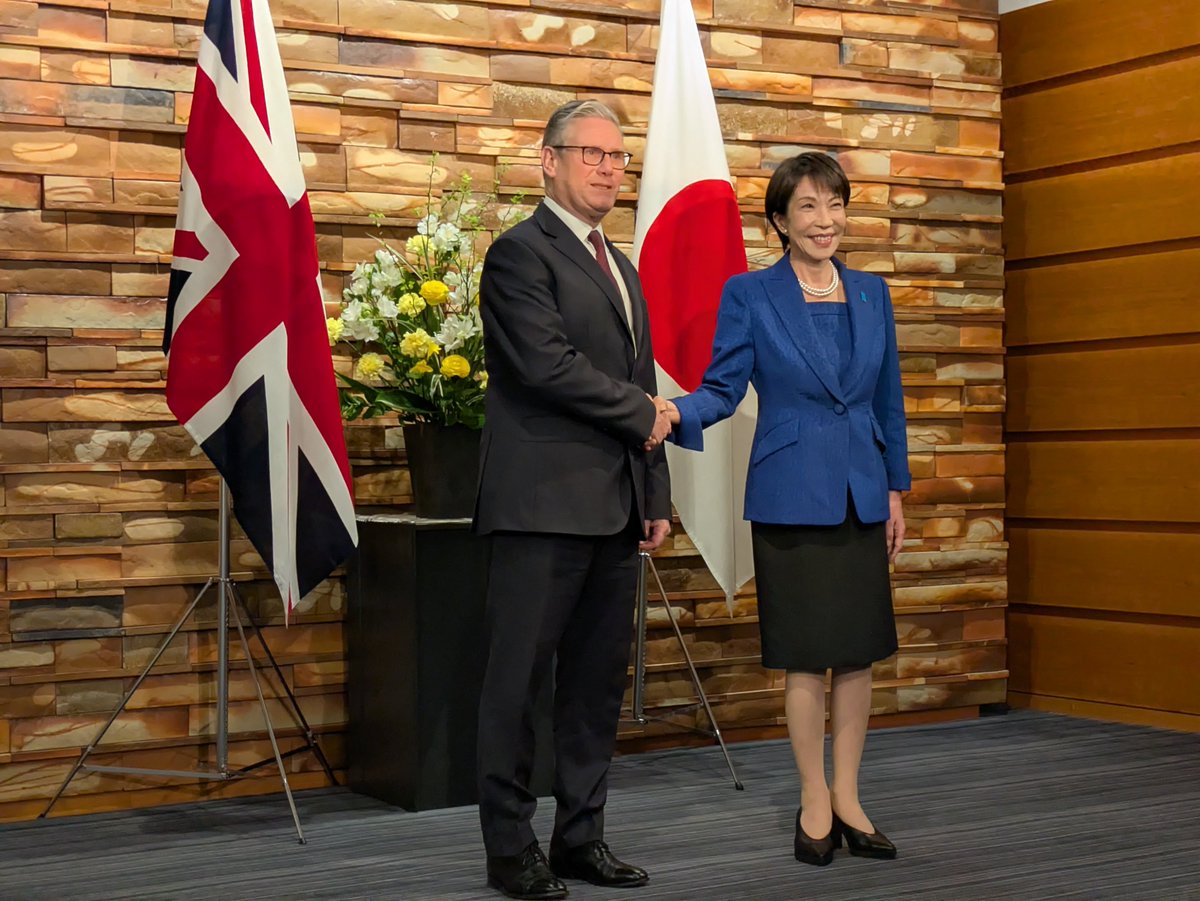 takaichi_sanae's tweet photo. 今日は夕方に東京に戻り、英国のキア・スターマー首相 @Keir_Starmer と首脳会談を行いました。
昨年１１月のＧ２０で初めて会談し、「キア」「サナエ」とファーストネームで呼び合う関係を築いたところですが、それから間を空けず日本にお迎えでき、大変嬉しく思います。

日本と英国は、「強化されたグローバルな戦略的パートナー」であり、重要な同志国です。
今回、キアとの間では、日英間のこれまでの協力の歩みを踏まえ、両国の協力を更なる高みに引き上げることを確認しました。
今後、安全保障、貿易産業、サイバー、宇宙、経済、産業戦略、経済安全保障、エネルギー安全保障、科学技術等の重点分野における協力の更なる発展に向け、両国間での議論を加速させてまいります。

公邸での夕食会では、国際社会の諸課題についてもじっくり議論し、協力を一層強化していくことを確認しました。

今回、キアから、英首相公式別荘「チェッカーズ」へのご招待を受けました。
かつて安倍元総理も訪れ、近年の日英関係の礎となる議論が重ねられてきた、歴史ある特別な場所にお招きいただいたことを、大変光栄に思います。
今後訪英し、キアと再会できることを心から楽しみにしています。

今後とも、複雑な危機に直面する２１世紀の国際社会において日英の新時代を築いていくため、キアとますます緊密に協力していきたいと思います。