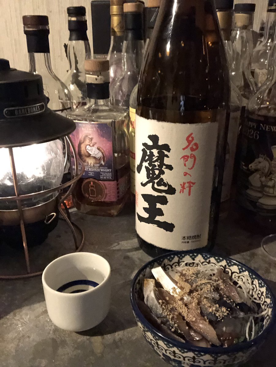 さて夕食後も肴を楽しむw😂
 
焼酎 魔王＆燻製ゴマ鯖
　
生サバも美味いがアニサキス的なアレと
蒸留酒ならスモークだろって事で燻製にしました
　
さて3杯目は何にしよう♫😋