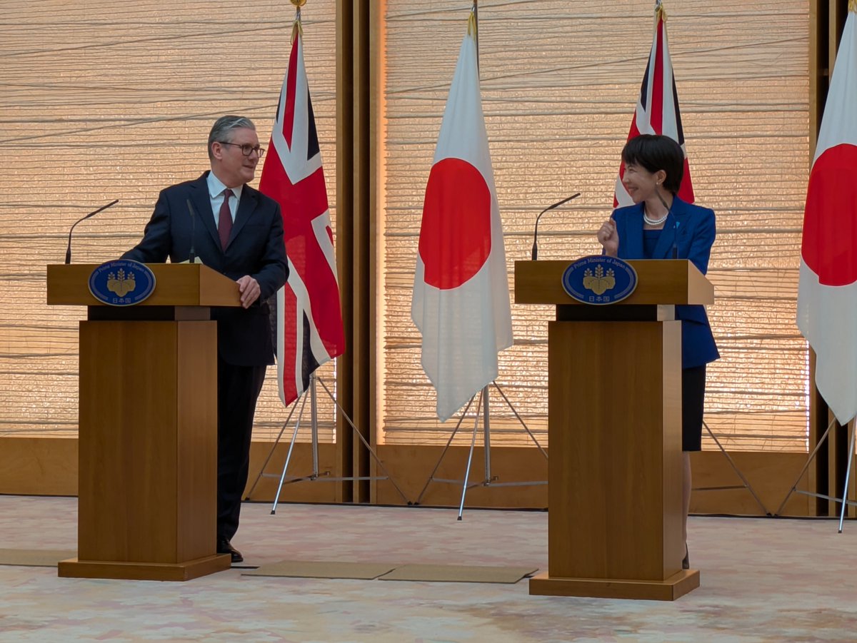今日は夕方に東京に戻り、英国のキア・スターマー首相 <a href="/Keir_Starmer/">Keir Starmer</a> と首脳会談を行いました。
昨年１１月のＧ２０で初めて会談し、「キア」「サナエ」とファーストネームで呼び合う関係を築いたところですが、それから間を空けず日本にお迎えでき、大変嬉しく思います。
