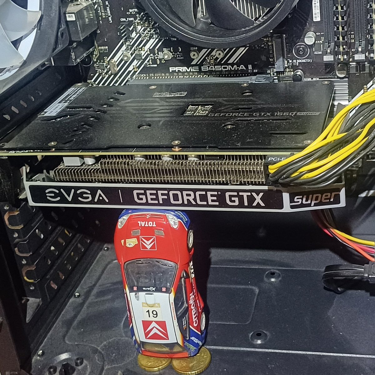 Sujétame la gráfica, Loeb

(Se que tiene polvo, lo estoy limpiando no me mateis)