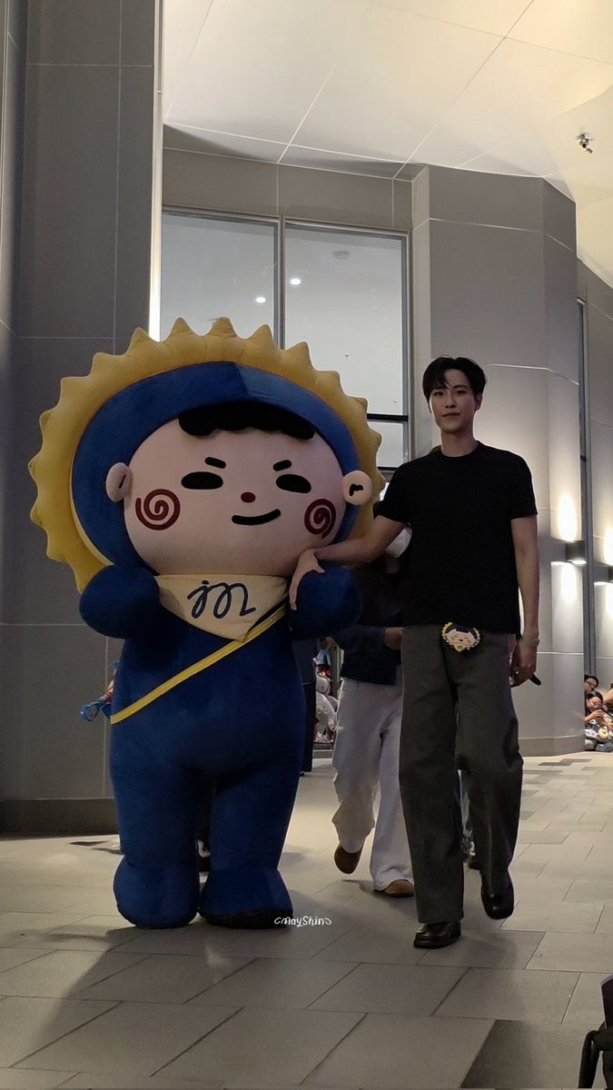 เหมือนกันแบบ ไม่ต้องตรวจ DNA 
JUNIORMARKMO NAIIN FAMSIGN
#Junniorrs #Jummo 
#สนามอ่านเล่น2026xJuniorMark