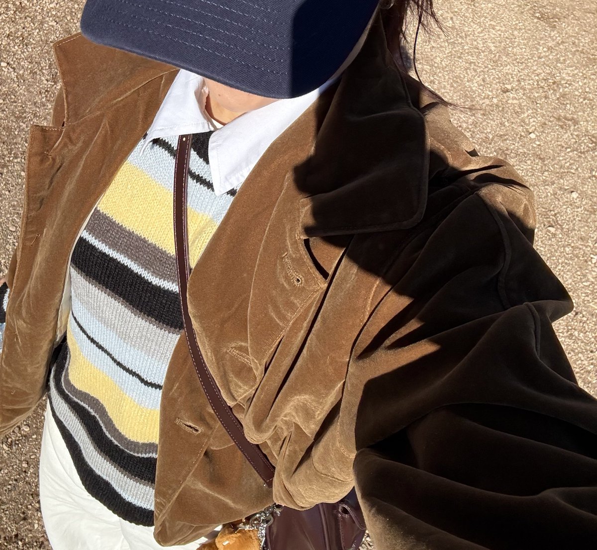 missp_mystaery's tweet image. โอเคมาฮะ ตัวแรกขอแปะแจ็คเกตตัวเก่งก่อนเลย ของแบรนด์ malimays ตัวนี้ดีใจที่พกมามากๆเพราะเป็นสีน้ำตาลโทนที่แมทช์กับทุกชุดทุกลุคได้เลย (ใส่กะชุดกระโปรงยังเข้า🥹) เราใส่ไปโรมไปปารีสมาแล้ว กันลมดีมาก