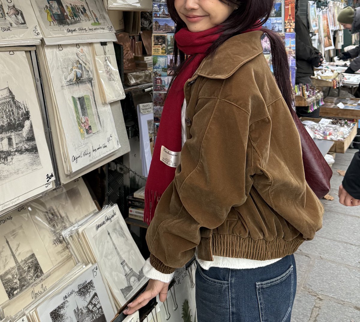 missp_mystaery's tweet image. โอเคมาฮะ ตัวแรกขอแปะแจ็คเกตตัวเก่งก่อนเลย ของแบรนด์ malimays ตัวนี้ดีใจที่พกมามากๆเพราะเป็นสีน้ำตาลโทนที่แมทช์กับทุกชุดทุกลุคได้เลย (ใส่กะชุดกระโปรงยังเข้า🥹) เราใส่ไปโรมไปปารีสมาแล้ว กันลมดีมาก