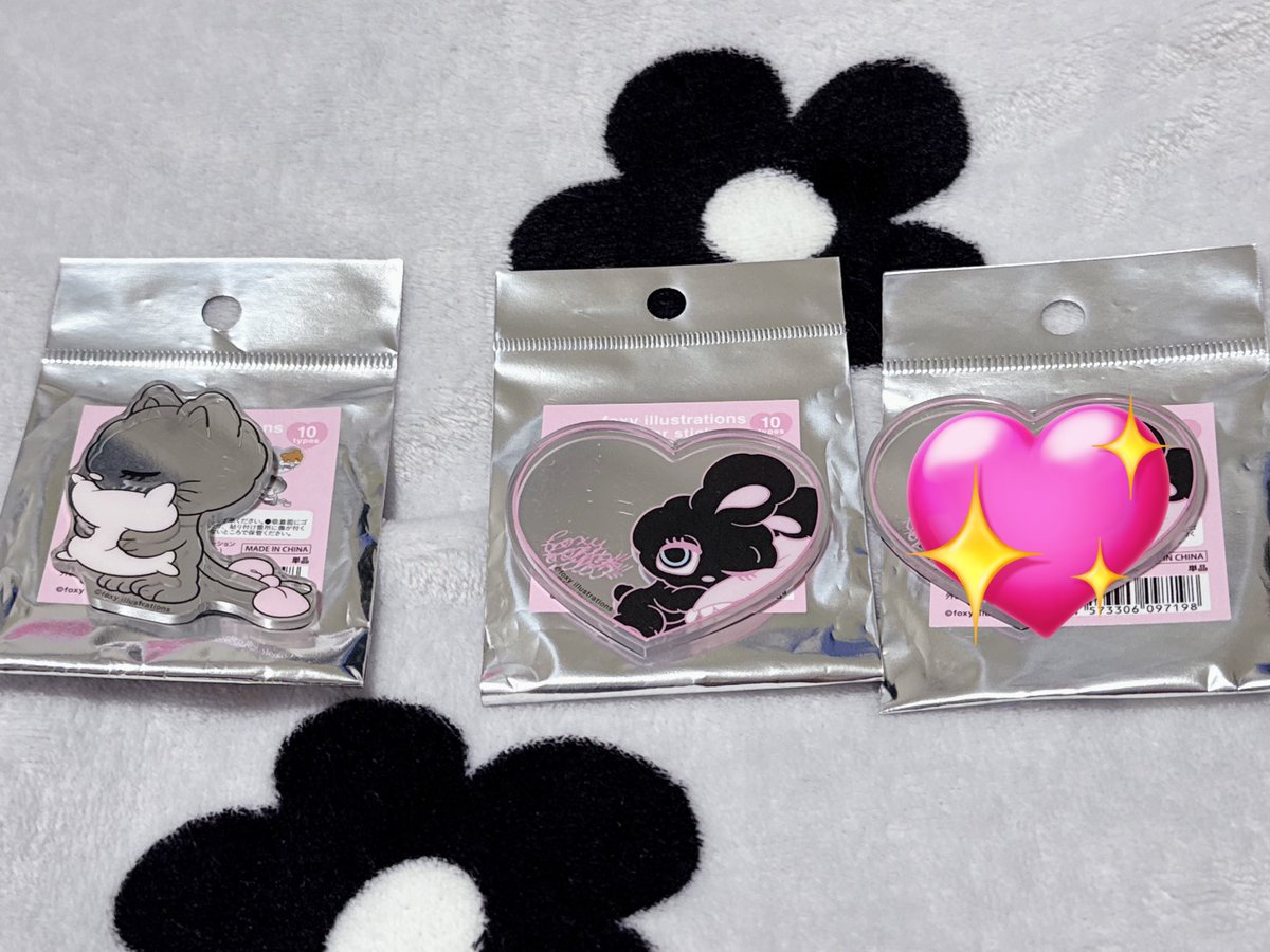 k_cha56's tweet photo. 【交換】foxy illustrations popup store ミラーステッカー バニー

譲：blackbunny 、 cat

求：bunny 、 bear

郵送希望です
検索からもご気軽にお声掛けください
よろしくお願いいたします https://t.co/RRJORuJWSg