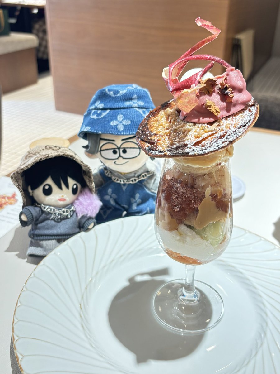 0518kiiroitori's tweet photo. #azoto daikanyama さんに行ってきました✨
私はリネピュイザーブル•ルージュ
周杜くんが食べた🍎にしました
手が混んでいて、複雑なハーモニーが美味しかったです💜カブジェラートは蕪でした
ふまぬいとふまちょには私があーんしてあげました💜 https://t.co/tZpqa5jmhJ