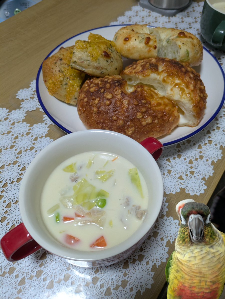 寒い日はクラムチャウダーと美味しいパンいいですね🤤

クラムチャウダーいつもはベーコンだけど鶏肉にしてみた！
合うね☺️

こんばんは🌙

#今日の晩ごはん
#クラムチャウダー