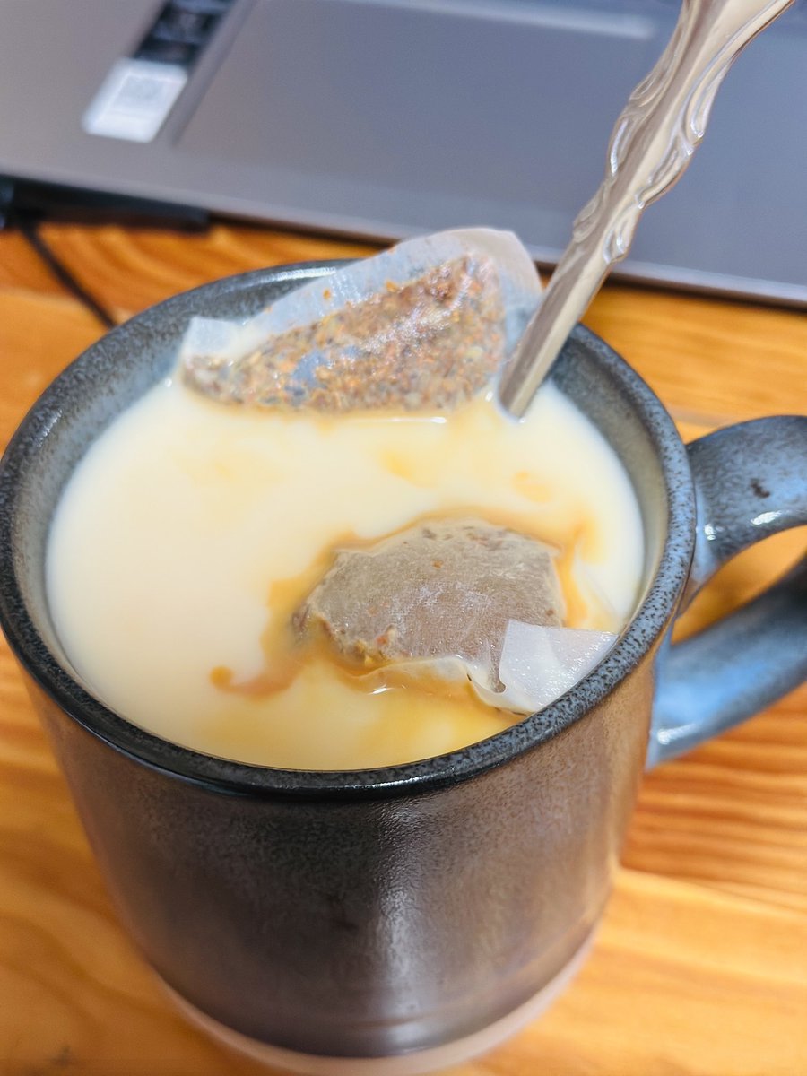 miShumoZA_'s tweet image. One thing about me, i will drink tea in this heat