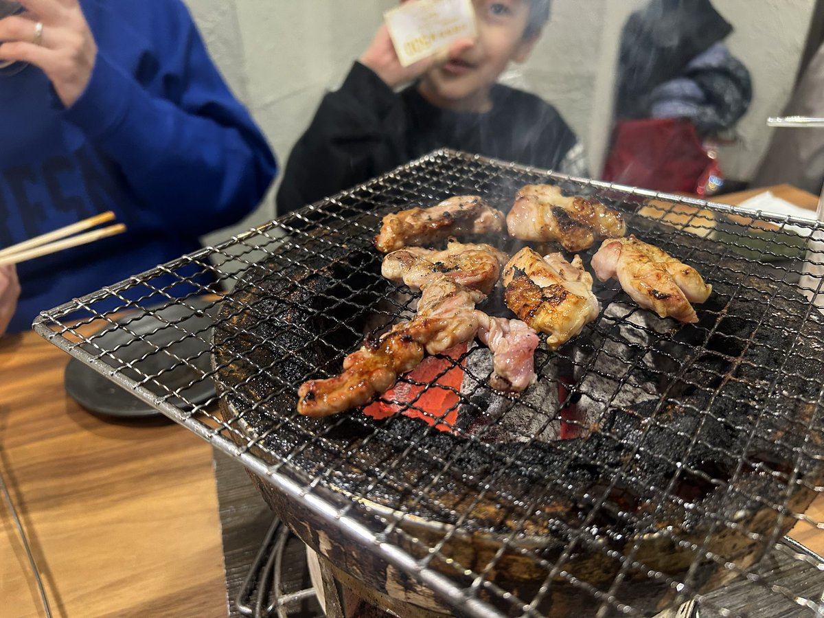 KT_idv5's tweet photo. 土曜日の夜で賑わってて、店長（前所属クラブのリーダー🚙💨）とはあまり話せず仕舞いでしたので、今度は平日のカウンター席で予約入れてやろうと思う笑
レーマス云々で行ったけど普通に美味そうで、実際食べたら美味い笑
#レーシングマスター
#レーマス
#Luke https://t.co/6ZQA9ypgDb