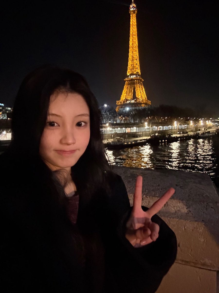012212_'s tweet photo. 파리는어떤곳이길래,
이런여친짤을 줄줄이뽑아오신건지, https://t.co/1frgB8M5fu