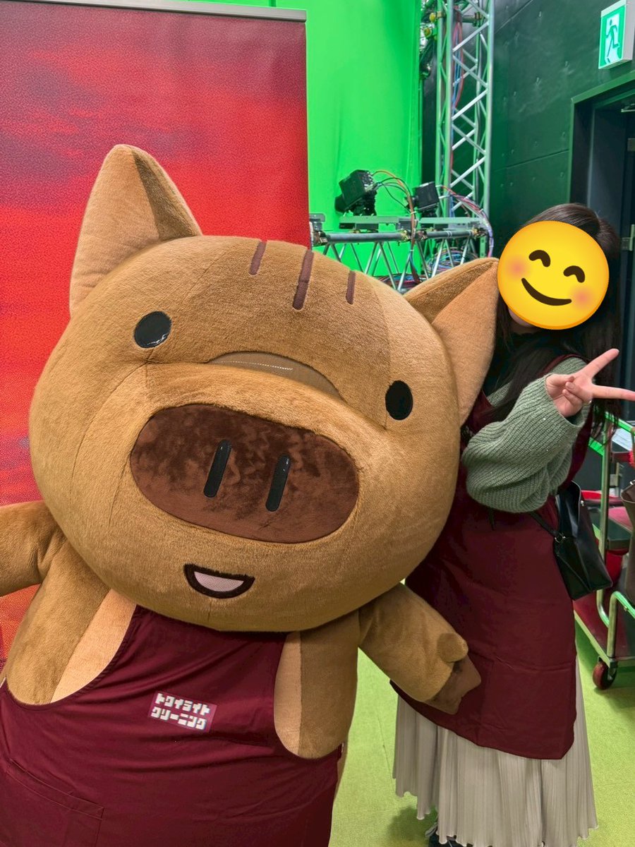hrrr____pnpk's tweet photo. 職業体験行ってきた🧹普段入れない裏側にも行けたし、何より会いたかったうりりんがいた！嬉しい！！一緒に写真撮ってもらえた！！
家で今日の楽しかったこと思い出しながらじっくりデジタルアーカイブ版を読む。
#トワイライトクリーニング
#虎ノ門ヒルズ清掃員 https://t.co/D0BDL1NP7R