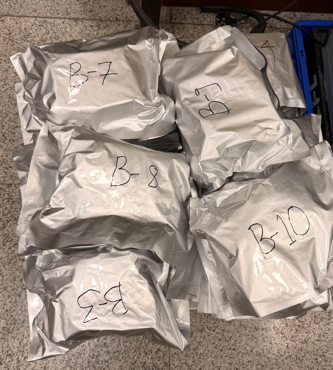 jsuryareddy's tweet image. The #DRI #Hyderabad officials seized 27.15 kgs Hydroponic Weed [#HydroponicWeed / #Ganja] worth ₹9.5 crore, at RGIA, from 4 passengers, arriving from #Bangkok, by Thai Airways. The #HydroponicGanja [#Drugs] was concealed inside trolley bags. Seven accused [4 International