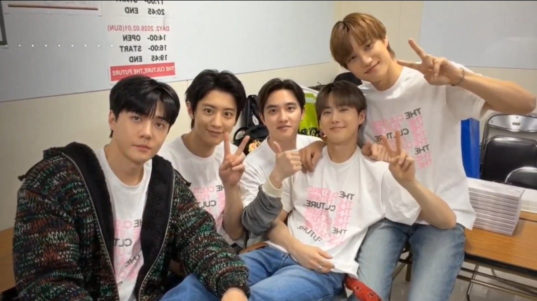 The only proper family picture fr the EXOs just now was taken when Junmyeon was sitting on their lap. Then the rest of the members take turns to sit on e/o's lap but got tickles, punch etc😅😭