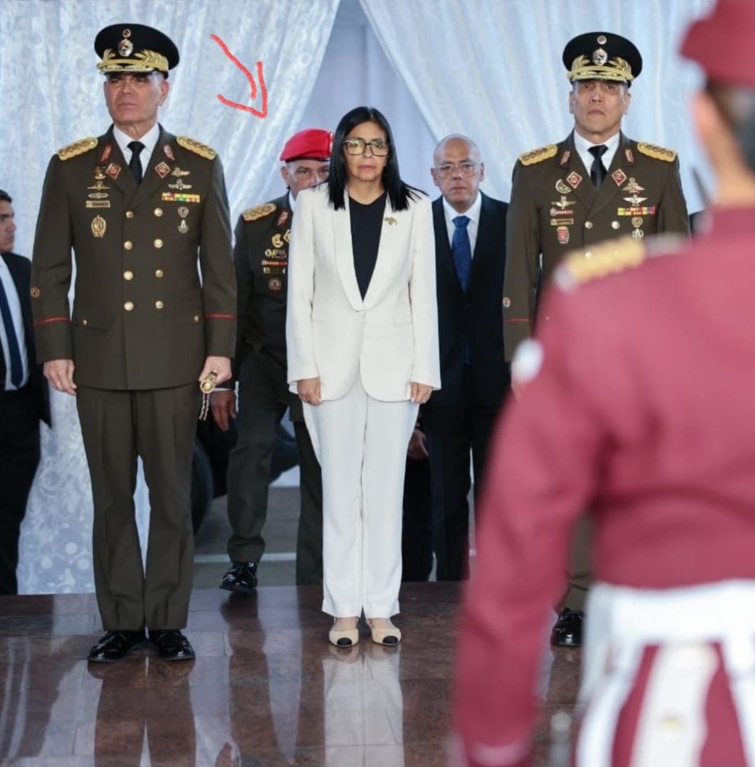 OskoHb's tweet photo. ¿Cómo se destruyó la institucionalidad militar en Venezuela? 🇻🇪
​La Fuerza Armada que hoy conocemos no tiene nada que ver con la de hace 25 años. El chavismo no solo la tomó, la reingenierizó para que fuera imposible que se rebelara contra el poder. Cómo pasamos de una institución profesional a un "archipiélago" de mando.

​Antes de 1999: La FAN era piramidal y vertical. El mando era claro: Ministerio de la Defensa -> Componentes. Los ascensos los ratificaba el Senado por mérito. Era una fuerza "no deliberante", subordinada al poder civil y enfocada en fronteras.

​El quiebre de la Unidad de Mando: Con el sistema REDI-ZODI, el chavismo fragmentó el país en "parcelas". Ya no hay un solo general que mueva al ejército; hay decenas de jefes regionales que responden directamente al Presidente. Dividir para vencer (y controlar).

​La "Unión Cívico-Militar": Se borró la línea entre soldado y político. Al darles el control de PDVSA, aduanas y comida, convirtieron a los generales en gerentes. Un militar con negocios propios tiene mucho que perder si el sistema cambia. La lealtad se compró con presupuesto.

​El contrapeso de la Milicia: Se creó un "quinto componente" ideologizado que no viene de las academias. La Milicia funciona como un ejército paralelo y político, diseñado para vigilar y neutralizar cualquier amago de descontento en las tropas profesionales.

​Vigilancia extrema: Se instaló una estructura de contrainteligencia (DGCIM) que vigila a los oficiales incluso en sus casas. En la FAN de hoy, nadie confía en quien tiene al lado. El miedo es el pegamento que mantiene la estructura unida bajo una falsa lealtad.

Se pasó de una institución que defendía al Estado a una red de facciones que defienden un proyecto político. La profesionalidad fue sustituida por la militancia y el mérito por la complicidad.

¿Crees que es posible recuperar la institucionalidad militar en el futuro?