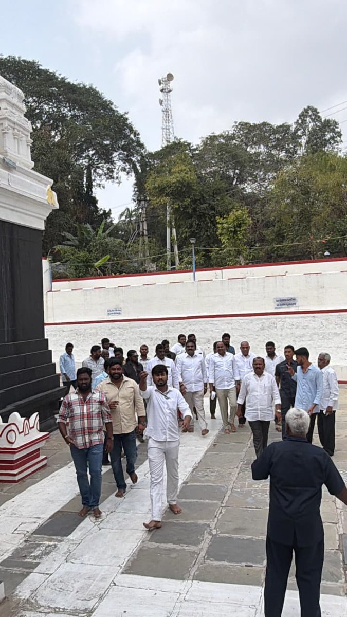 YSRCParty's tweet photo. 🚨 #YSRCPCleansingCBNSins

కూటమి ప్రభుత్వం పై యర్రగొండపాలెం ఎమ్మెల్యే చంద్రశేఖర్ తీవ్ర విమర్శలు?
జంతువులు,పంది, చేప పదార్థాలు నెయ్యిలో కలవలేదు అన్నా కూడా తప్పుడు ప్రచారమా? 
మీరు చేసే ఆరోపణల్లో సాక్షాలు ఏవి? 
మీ ప్రభుత్వంలో వచ్చిన నెయ్యి శాంపిల్ తీసిన నెయ్యి మీరు కలుషితమౌతుంది అంటే మీ తప్పు కాదా? 
కొనుగోలు కమిటీలో టీటీడీ సభ్యులుగా ఉన్న వేమిరెడ్డి ప్రశాంత్ రెడ్డి గారు కొలుసు పార్థసారథి గారు ఈరోజు మీ కేబినెట్ లో మీ పార్టీలో ఉన్నారు కదా తప్పు జరిగి ఉంటే వారిపై చర్యలేవి? 
నెయ్యి సప్లై చేసిన కంపెనీ భోలే బాబా మీరు 2018లో అనుమతి ఇచ్చిన కంపెనీ కదా మీ హయాంలో సప్లై చేసిన మొత్తం నెయ్యి కలుషితమని మీరు ఒప్పుకుంటున్నారా? 

మా ప్రభుత్వంలో తిరుమల లడ్డు పవిత్రంగా ఉందని.. మా ప్రభుత్వం లో సరఫరా అయిన నెయ్యి శాంపిల్ తీసుకున్నారా..చెక్ చేశారా అని వైయస్ఆర్ సీపీ ఎమ్మెల్యే తాటిపర్తి చంద్రశేఖర్ కూటమి ప్రభుత్వాన్ని ప్రశ్నించారు. ఒంగోలు లోని శ్రీగిరి వెంకటేశ్వర స్వామి దేవాలయంలో పూజలు చేసి కొబ్బరికాయలు కొట్టారు.
మీరు తప్పు చేసి నిరాధారమైన ఆరోపణలు ఎందుకు చేస్తున్నారన్నారు.
వైయస్ఆర్ సీపీపై కక్షగట్టి నిందలు వేయడం సిగ్గుచేటన్నారు. చిన్న అప్పన్న తప్పు చేస్తే..అతను ఎమ్మెల్యే ప్రశాంతి రెడ్డి పీఏ కదా..అంటే ముడుపులు ఆమెకు అందాయేమో విచారించారా..
పథకాలు ఇస్తామని ప్రజలను మోసం చేసినట్టు.. దేవుడిని కూడా మోసం చేయాలని అనుకుంటున్నారన్నారు.
వైవీ సుబ్బారెడ్డి కుటుంబం నిత్యం భక్తి లో ఉండే కుటుంబం అని..చంద్రబాబు తప్పుడు ప్రచారం చేస్తున్నారు తప్ప ప్రజా సేవ లేదన్నారు. ఎక్కడ పడితే అక్కడ రాష్ట్రంలో కూటమి నేతలు తప్పుడు పోస్టర్ లు, ఫ్లెక్సీ లు వేస్తున్నారన్నారు.
హిందువులను రెచ్చగొట్టేలా కూటిమి చర్యలు ఉన్నాయని.. హిందువులను రెచ్చగొట్టి వైయస్ఆర్ సీపీకి దూరం  చేయాలని కుట్ర పన్నారన్నారు. అందుకే ఇవ్వాల కూటమి చేసిన  పాపం ప్రక్షాళన చేయమని వెంకటేశ్వర స్వామి గుడివద్ద రాష్ట్ర వ్యాప్తంగా పూజలు చేస్తున్నామన్నారు. ఈ కార్యక్రమంలో ఒంగోలు వైయస్ఆర్ సీపీ ఇంచార్జ్ శ్రీ చుండూరి రవి గారు, స్టేట్ సెక్రటరీ లు రమణారెడ్డి, వెంకటేశ్వర్లు గారు మరియు ఒంగోలు నాయకులు పాల్గొన్నారు.

#NoAnimalFatInTTDLaddu
#ApologizeToDevotees
#TirupatiLiesExposed
#TirupatiLaddu
#TDPAntiHindu
#SadistChandraBabu