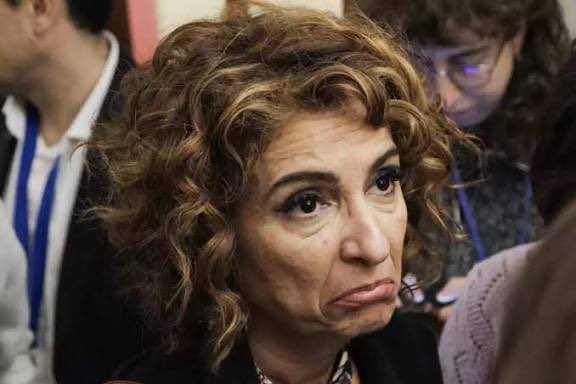 JM Jiménez. Médico malagueño:
 Por más que me estrujo la sesera no entiendo a los millones de compatriotas andaluces que todavía, aunque cada vez en menor cantidad, piensan votar a “La Chiqui” en las próximas elecciones andaluzas.
Nuestra “Chiqui”, nuestra choni, nuestra María