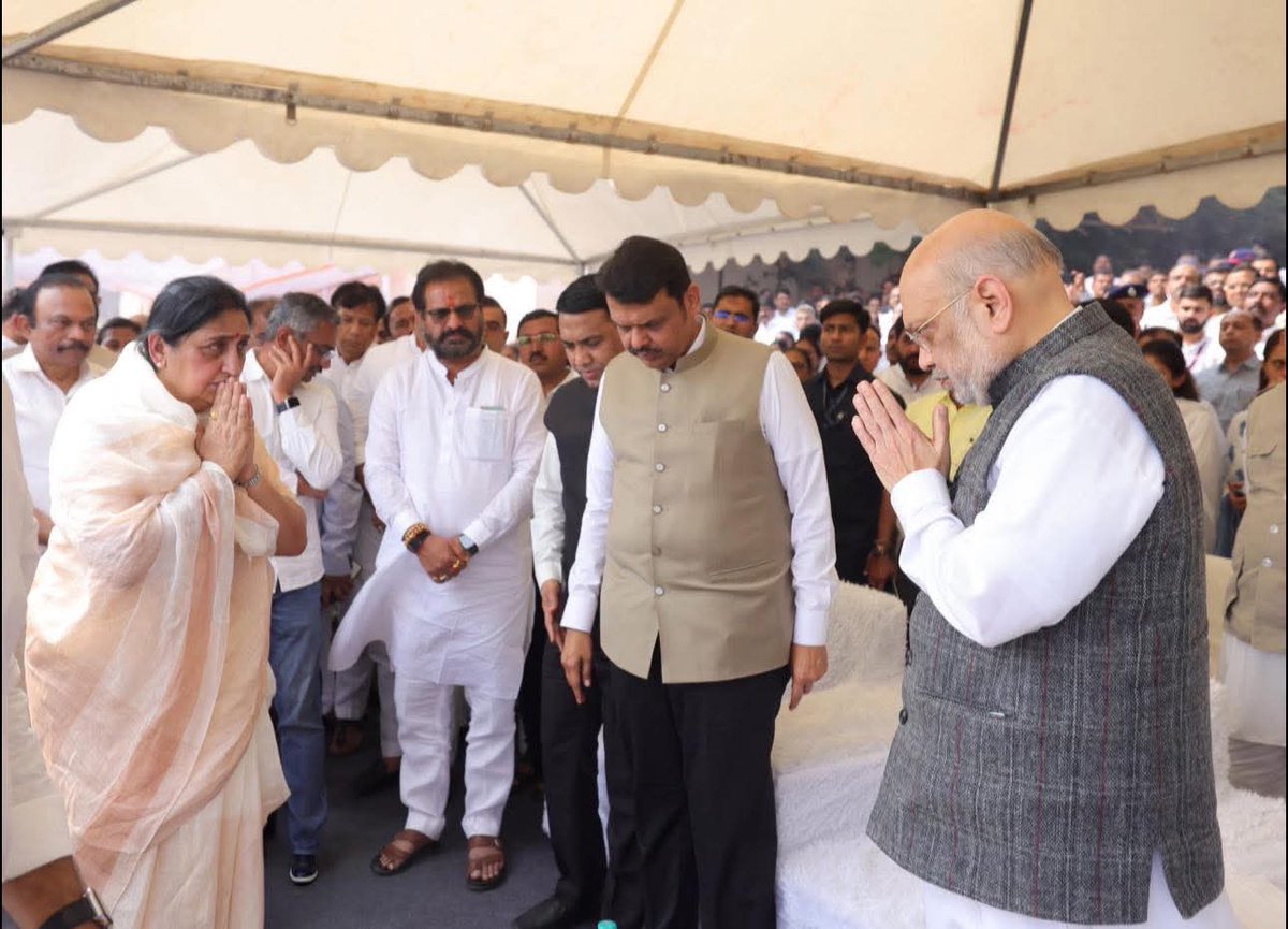 पति की तेरहवीं भी नहीं हुई और पत्नी डिप्टी CM की शपथ ले लिया..यही राजनीति है.पत्नी को सही शोक मनाने का वक्त भी नहीं मिला NCP कार्यकर्ता जश्न की तैयारी में जुट गए हैं
पार्टी, पति से ज़्यादा जरूरी हो गई, जिस पति ने पार्टी बनाई अब वो तस्वीरो में सिमट जाएगा 
#AjitPawar