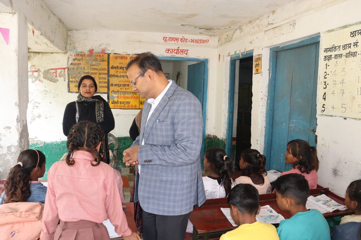 आज प्राथमिक विद्यालय गोधपुर विकासखंड पल्हनी का आकस्मिक निरीक्षण किया गया। बच्चों से पढ़ाई-लिखाई एवं मिड डे मील में दिए जाने वाले भोजन के बारे में जानकारी प्राप्त कर आवश्यक दिशा निर्देश दिए गए।