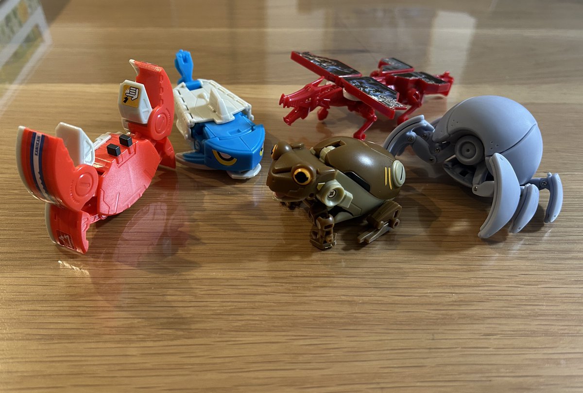 knm_age's tweet photo. ここ最近手に入れた変形するガチャ達(カニタ���だけキット版)、これがお手軽に手に入るのはすごく良いですよね。
みんなギミックにひと工夫あって、触っていて楽しいです https://t.co/Z1GWHY3CR8