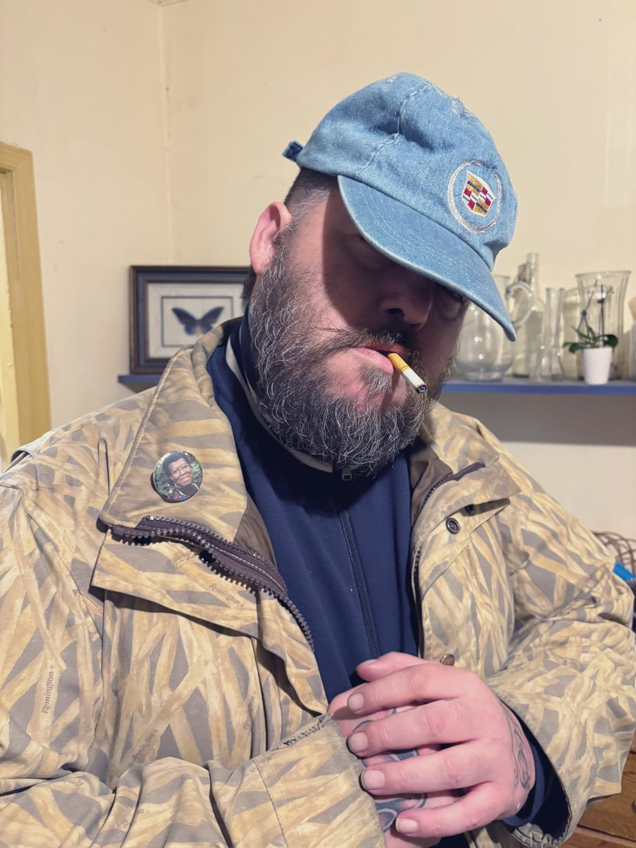 JohnnyDaBody's tweet image. Picture me posing in your plasma. Don’t you think I’m handsome? There’s no need to answer.