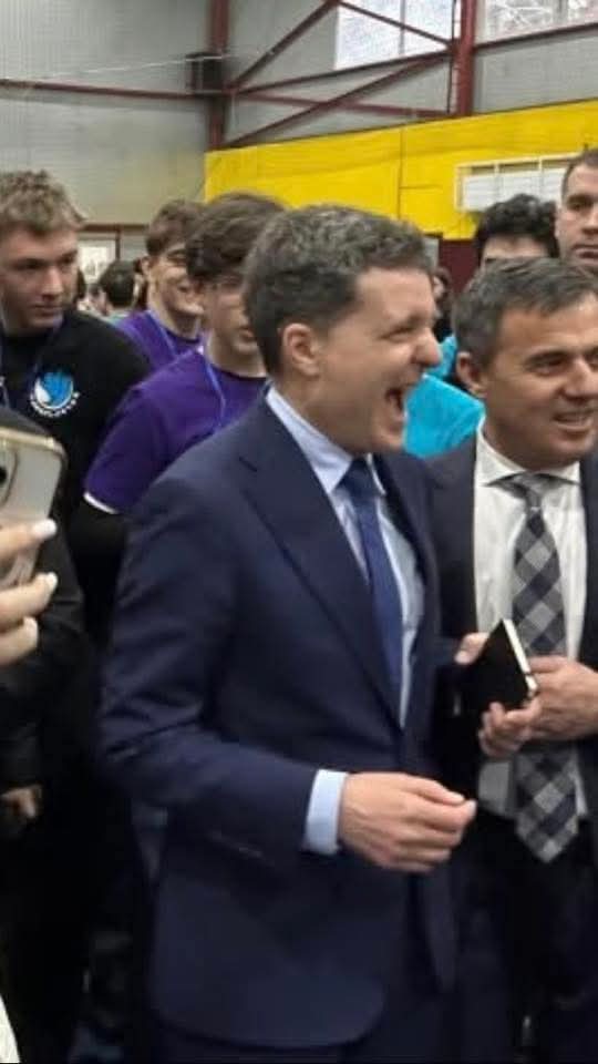 Dacă nu era Harpalete, noi am fi trăit și astăzi cu impresia că avem democrație în România.
Toți cei care îl criticați, să nu uitați că are măcar acest merit. Datorită lui, tot mai mulți români se trezesc. 
Ce-i al lui e-al lui.