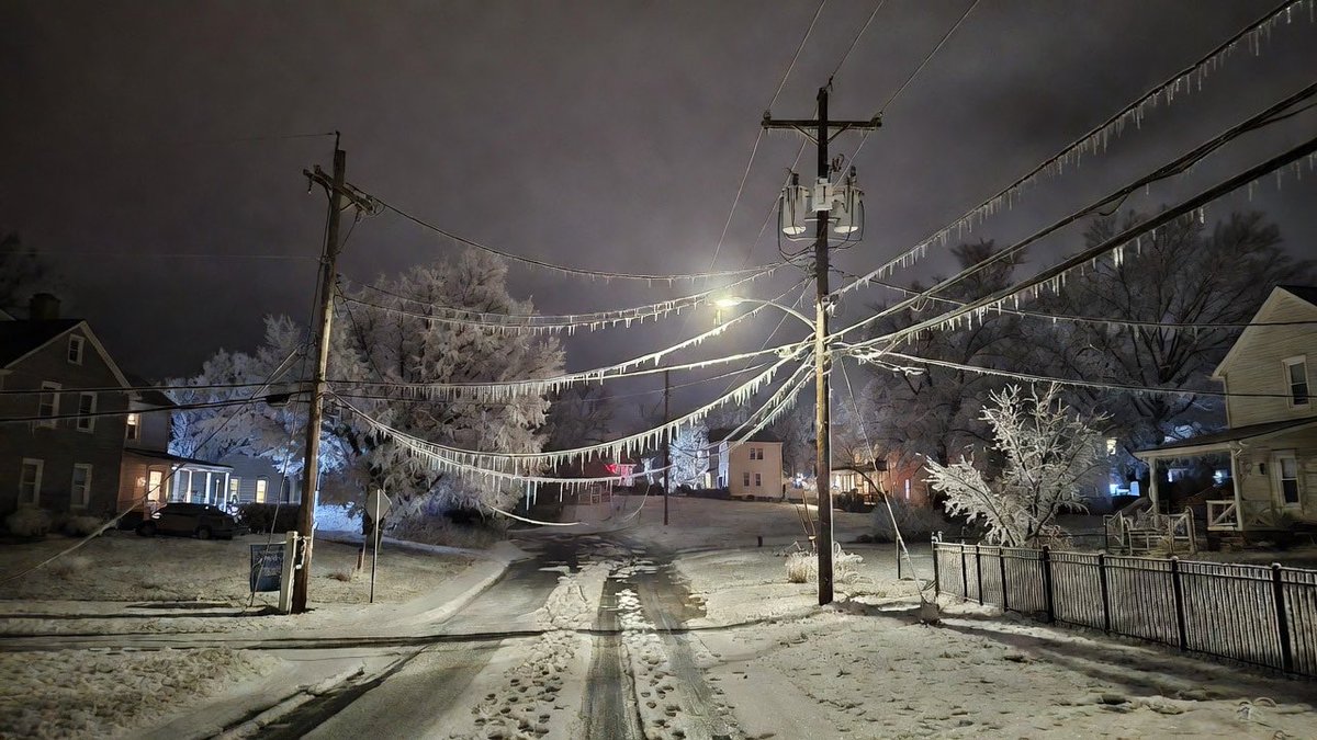 EndTimeHeadline's tweet image. A family in Nashville, Tennessee, was threatened with fines by their homeowners association (HOA) for using a generator to heat their home during a severe winter storm that left thousands without power. #hoa #overreach #winterstorm  

endtimeheadlines.org/2026/01/hoa-sp…