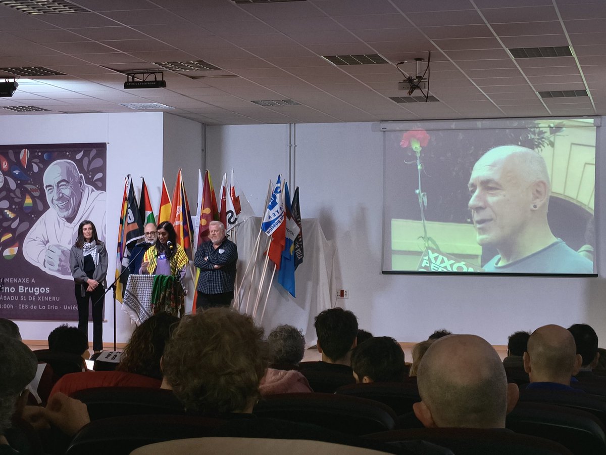 Intervención de las compañeras y compañeros de <a href="/ConfeIntersindi/">Confederación Intersindical</a> Miluca <a href="/STEC_Cantabria/">STEC</a>, Marco, Laura <a href="/SUATEA/">SUATEA-Intersindical Asturiana</a> y <a href="/VicentMauri/">Vicent E. Maurí Genovés</a> <a href="/IntersindicalV/">Intersindical_Valen</a> en el homenaje a #TinoBrugos.
