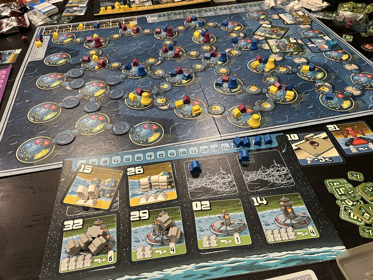 電力会社アウトポストを遊びました🌖 元の電力会社未プレイですが、特に問題なく遊べました👏資源が1つだけになり、シンプルになったとの事です。  競り-5💲とロボ生産に序盤で投資した結果、尻上がりで勝利！ 2人戦は相手がやられて嫌な事を考えて進めるゲーム🤣好きです