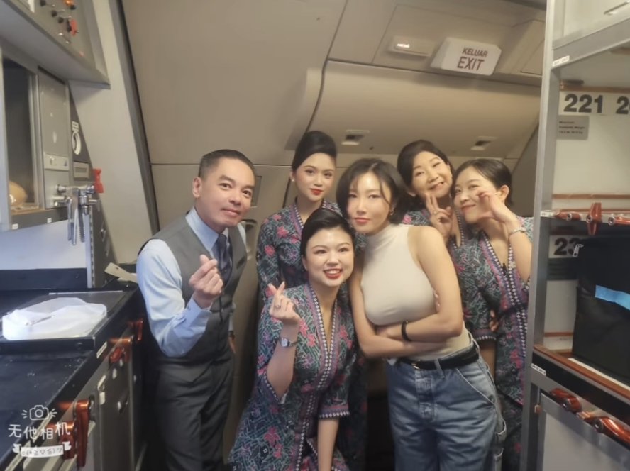 Hwasa with malaysia airlines crew 🧡